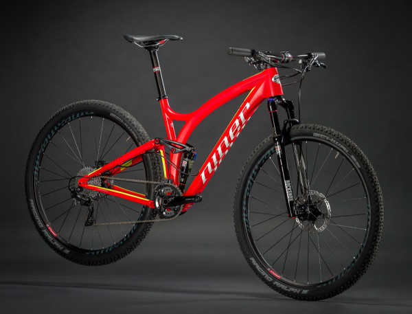 2015 Niner JET 9 carbon 29er mountain bike with carbon fiber front triangle and alloy rear triangle