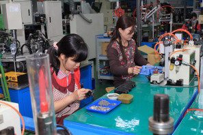 SRAM Taiwan Factory Tours Suspension Shifters Derialleurs Carbon production065