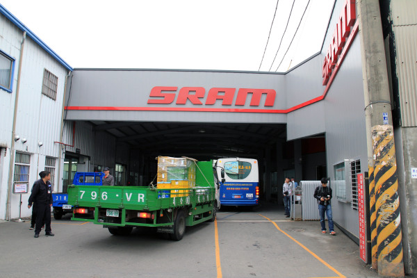 SRAM Taiwan Factory Tours Suspension Shifters Derialleurs Carbon production201