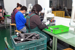 SRAM Taiwan Factory Tours Suspension Shifters Derialleurs Carbon production249
