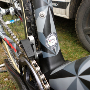 CX-Worlds_Marcel_Wildhaber_Scott-Addict-CX-SL_prototype_carbon_disc-brake_cyclocross_bike_chain-guide_uci-sticker