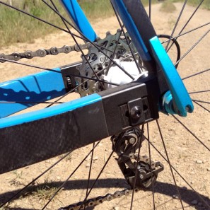 Fabike_flexible_adjustable_carbon_road__bike_framset_non-driveside_adjustable-sliding-dropout