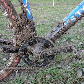 Storck_TIX_carbon_cyclocross_race_bike_Svitavy_front-derailleur_grass-mud