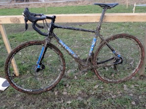 Storck_TIX_carbon_cyclocross_race_bike_Svitavy_muddy_non-driveside