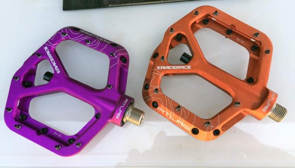 race-face-atlas-flat-pedals-get-orange-and-purple-ano-colors01