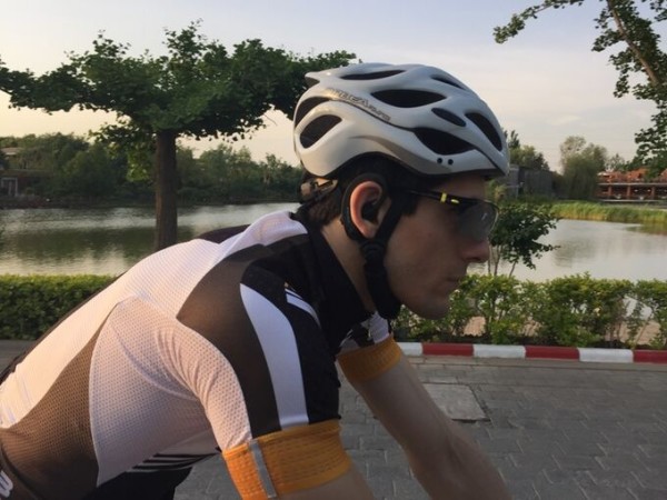 Kuai biometric multisport headset on cyclist