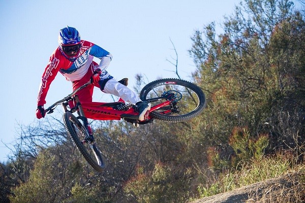 Aaron Gwin whipping in 2015 limited edition sprint kit