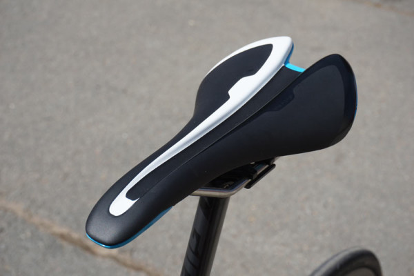 2016-Giant-Contact-SL-road-bike-saddle-01