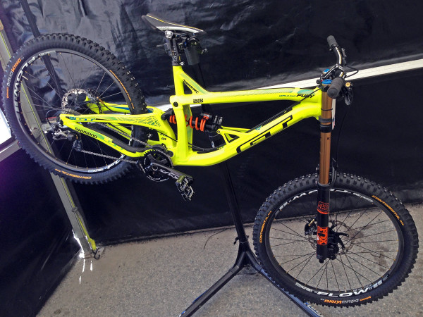 GT_aluminum_Fury_World-Cup_DH_bike_Gee-Atherton_complete_driveside