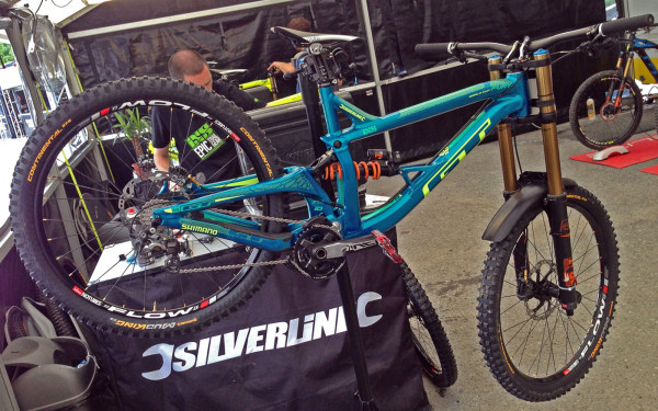 GT_aluminum_Fury_World-Cup_DH_bike_Rachel-Atherton_complete_driveside