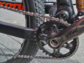 Kona_Hei-Hei-DL-Race_aluminum_XC_full-suspension_mountain-bike_Spencer-Paxson_driveside_main-pivot-BB-detail