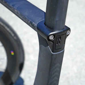 Rose-Bikes_X-Lite-CW_aero-seatpost-clamp-detail