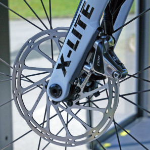 Rose-Bikes_X-Lite-CW_thru-axle-fork_disc-brake-mount-detail