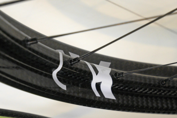 AX-Lightness_Enduro-E-27-5C_carbon-fiber-mountain-bike-wheelset_t-beam-rim-detail