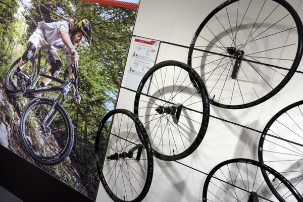 2016-DT-Swiss-XRC-lightweight-carbon-mountain-bike-wheels04