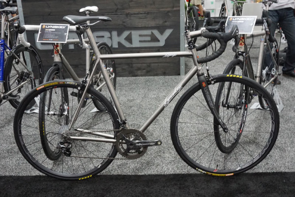 2016-Lynskey-Legacy-classic-titanium-road-bike01