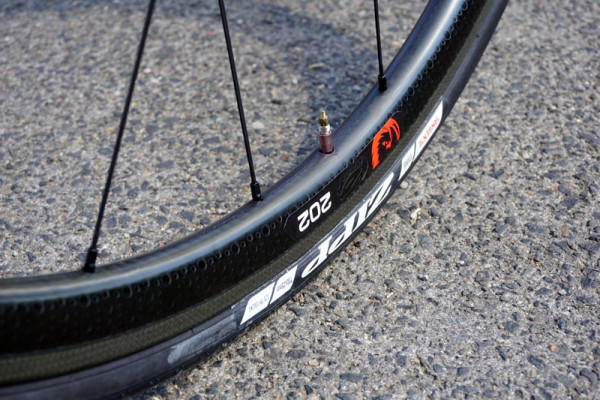 2016-Zipp-Firestrike-202-lightweight-carbon-clincher01