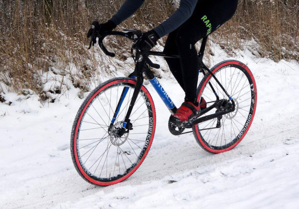 American-Classic_Aluminum-Disc-Brake_tubular_road-cyclocross-wheelset_FMB-Slalom_snowy-Terezin-cx-racing_photo-Barbora-Davidova