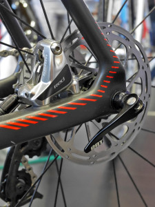 Focus_Izalco-Max-Disc-Red_lightest-carbon-road-disc-bike_RAT-flat-mount-rear-brake