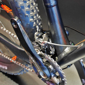 KTM_Kapoho_aluminum-Trail-bike_27-5+_125mm-Straight-Line-Link_BB-detail