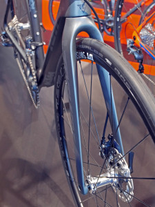 KTM_Revelator-Sky_disc-brake_carbon-road-bike_fork