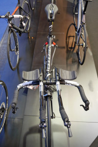 Kross_Vento-TR-4-0_carbon-triathlon-TT-bike_cockpit