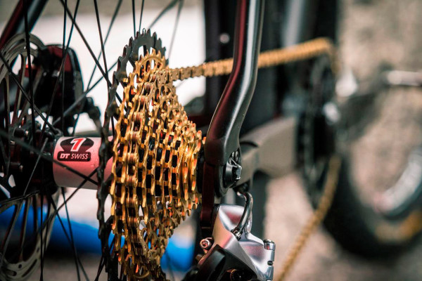 sram-gold-metal-world-championship-cassette-and-chain