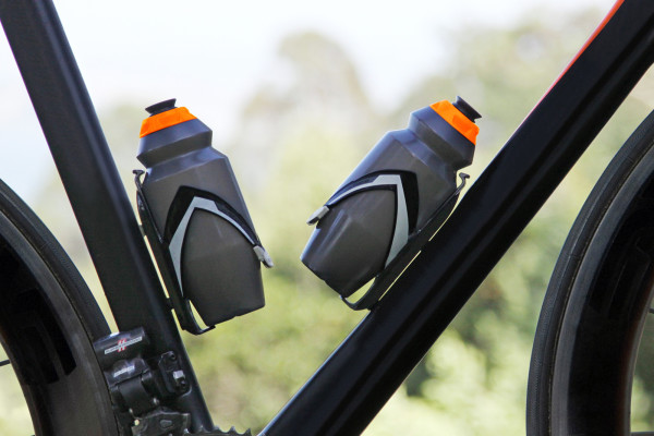 Abloc_Arrive-S_water-bottle_orange-cap_on-the-bike
