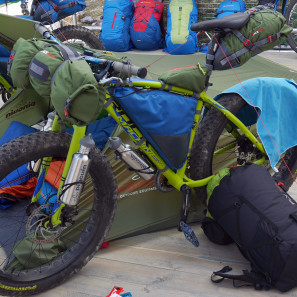 AcePac-bike-bags_Pinguin-Outdoor_bike-camping-gear_bivuac-tent-setup