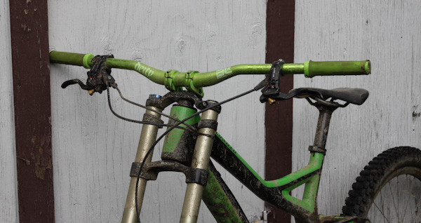 Deity Blacklabel handlebars and Micro DM stem on bike