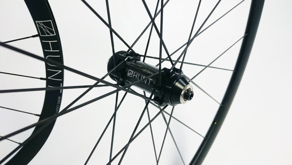Hunt_Aero-Light-Disc_tubeless-road-gravel-wheelset_carbon-hub-detail