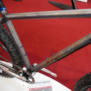 Konstructive_Tanzanite_all-mountain-29er-raw-steel-hardtail-mountain-bike_finish-detail