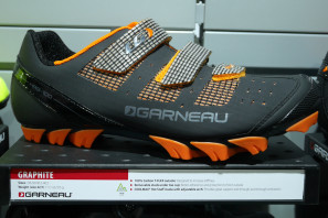 Louis-Garneau_Graphite_carbon-sole_titanium-strap_moutain-bike-shoes