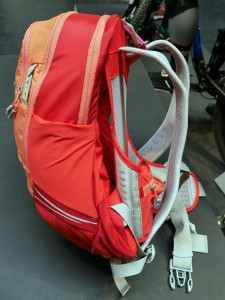 Vaude_Aquarius-6L_lightweight-hydration-backpack_Aeroflex-mesh-back-suspension-side