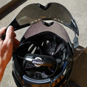 Casco_Speed-Airo-TCS-aero-road-helmet_with-photochromic-lens_compared-to-dark-gray-shield