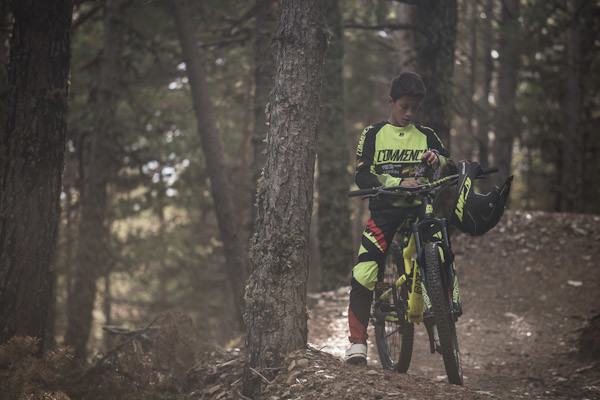 Commencal Supreme DH Junior, Aaron Querol with bike