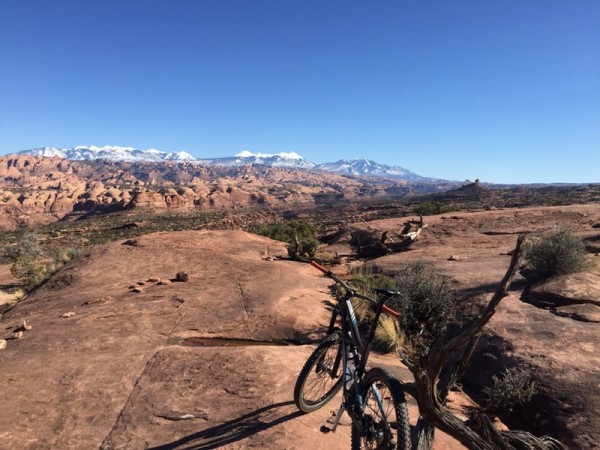 bikerumor pic of the day “Moab, looking east to the La Sals on Captain Ahab” 