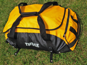 Thule_Chasm-Medium_water-resistant-convertible-duffel-bag_Zinnia-yellow_single-handle