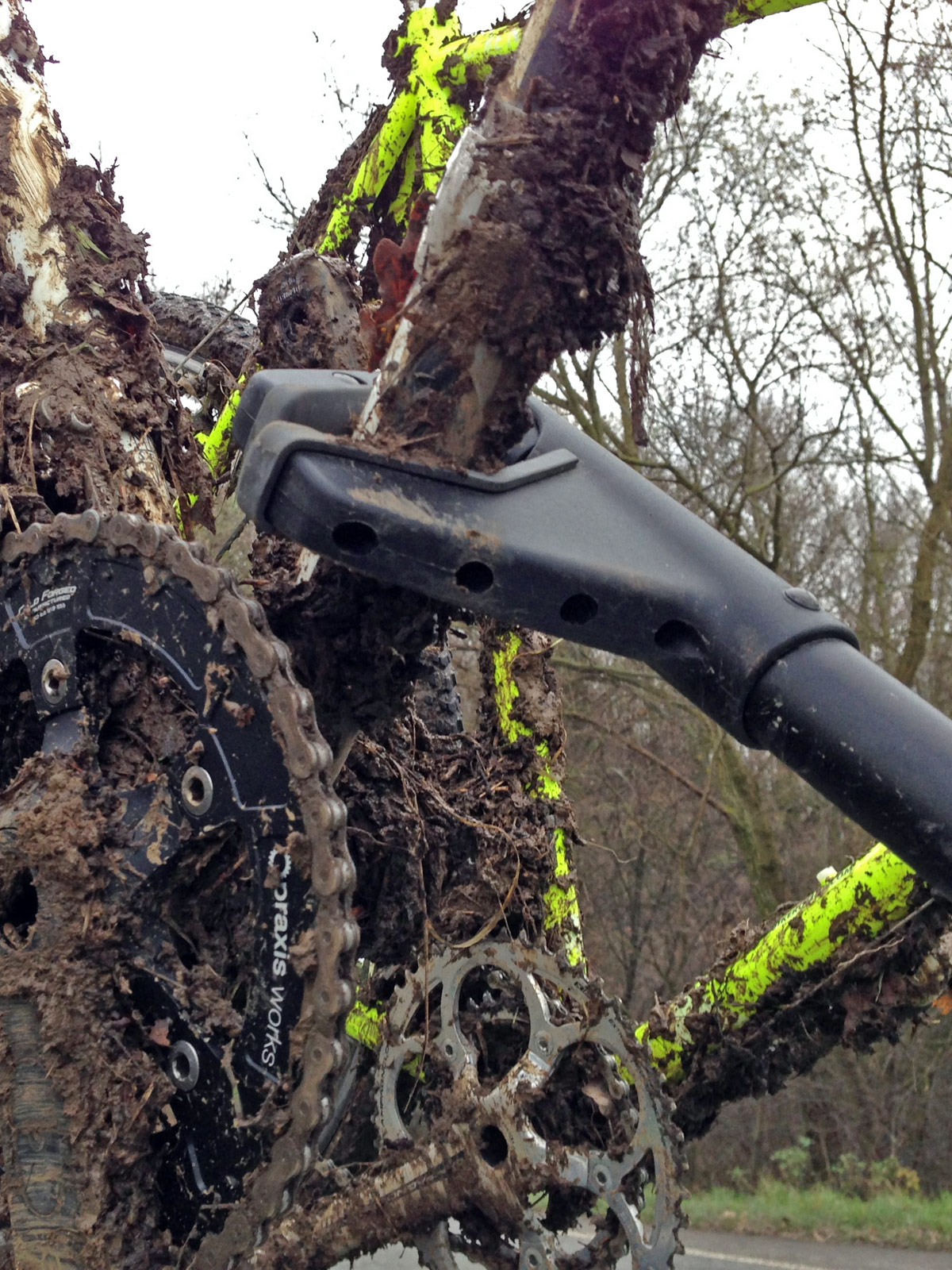 https://bikerumor.com/wp-content/uploads/2015/11/Thule_ProRide-591_roof-mount_upright-bike-carrier_muddy-cx-downtube.jpg