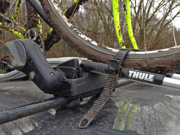 Thule_ProRide-591_roof-mount_upright-bike-carrier_muddy-cx-strap