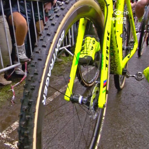 Dugast-Ernst-CX_prototype-cyclocross-mud-tubulars_Sporza-Live-Flandriencross-Hamme_Nys-startline-detail_screen-grab