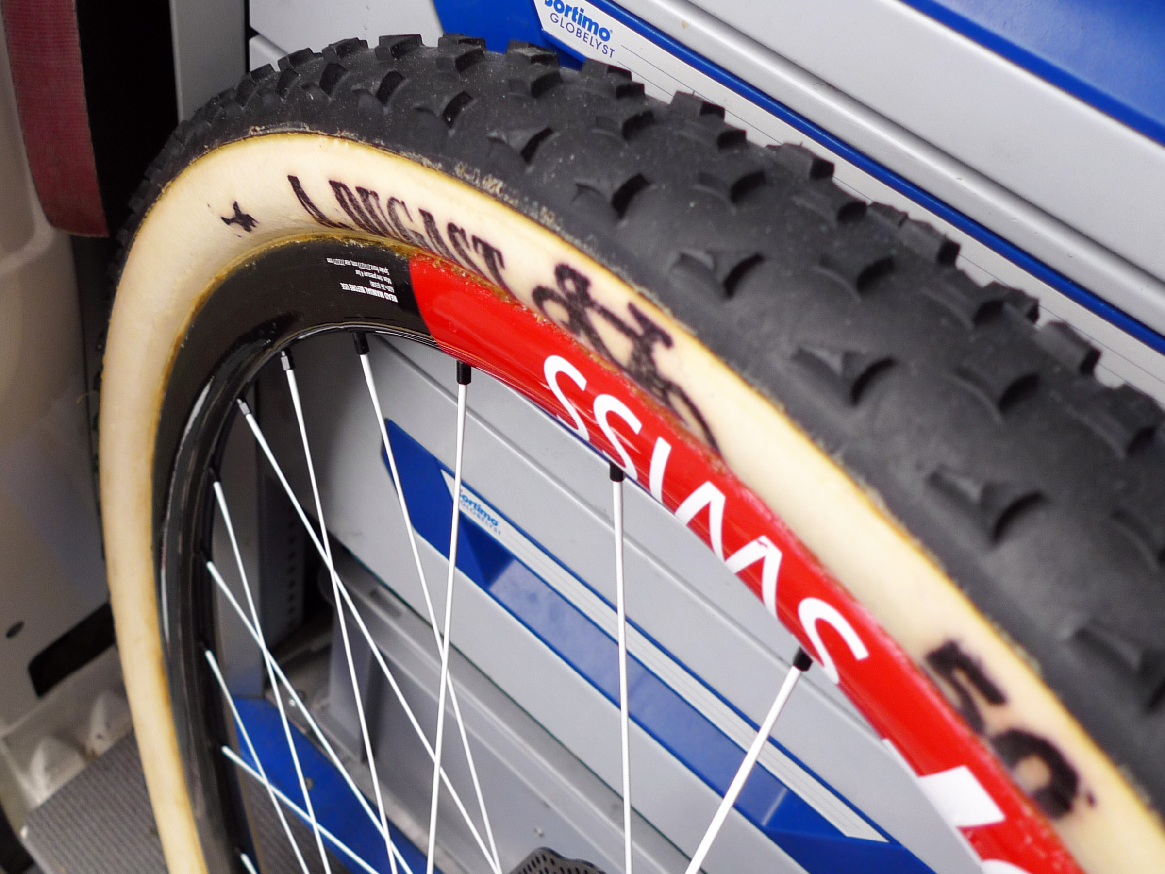 Dugast-Ernst-MTB_50mm-prototype-mountain-bike-mud-tubulars_UCI-WC-Nove-Mesto_tread-edge-detail