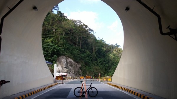 bikerumor pic of the day Kaybiang Tunnel philippines