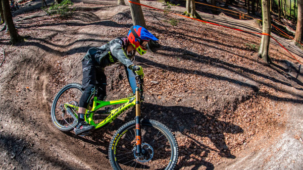 Bluegrass-Eagle_Explicit_full-face-mountain-bike-helmet_action