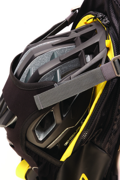 Endura_MT500-Enduro_mountain-bike-backpack_helmet