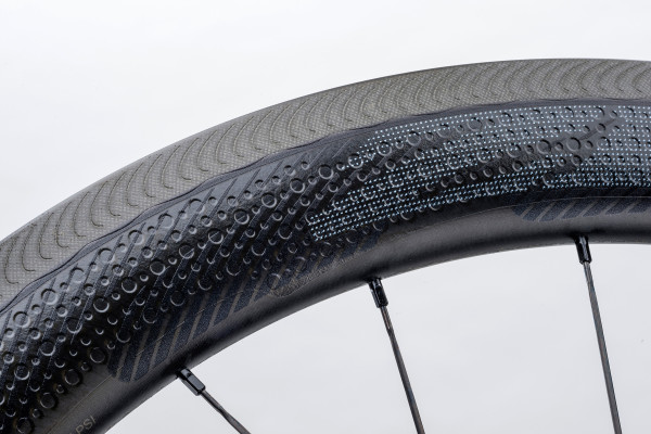 Zipp_404-NSW_premium-carbon-clincher-road-wheels_brake-track-dtl