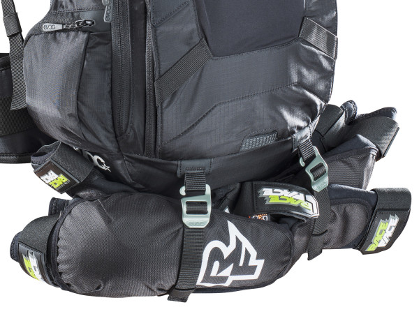 EVOC_FR-Supertrail-Bolivia_all-mountain-enduro-trail-pack_Protector-Backpack_straps