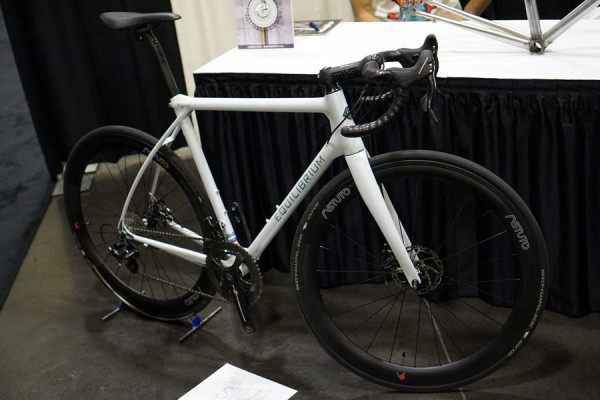 Equilibrium-shaped-steel-road-bike-looks-like-carbon01