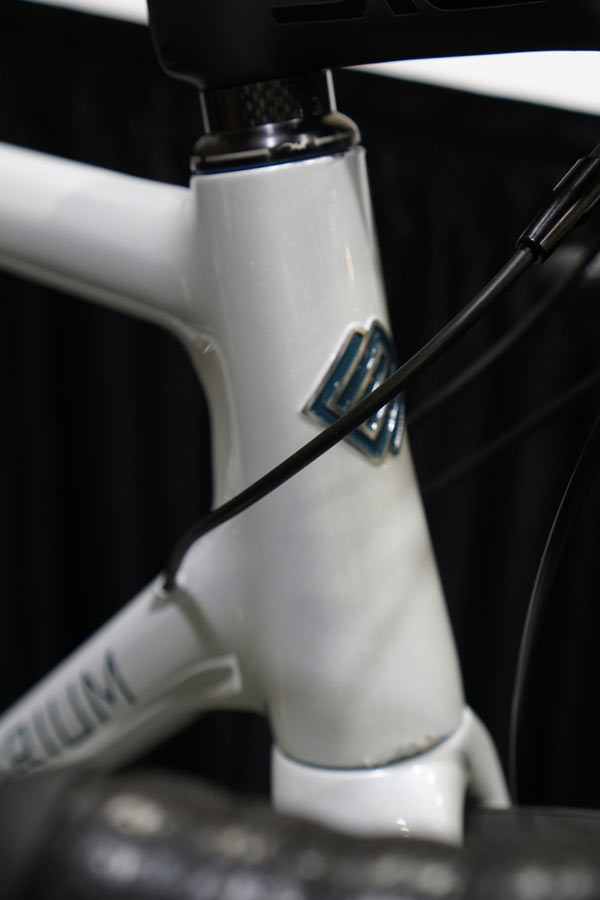 Equilibrium-shaped-steel-road-bike-looks-like-carbon02