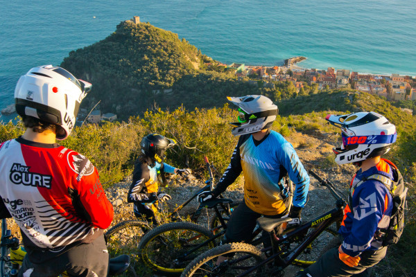 Urge_Archi-Enduro-RR_enduro-mountain-bike_full-face-helmet_standing-around